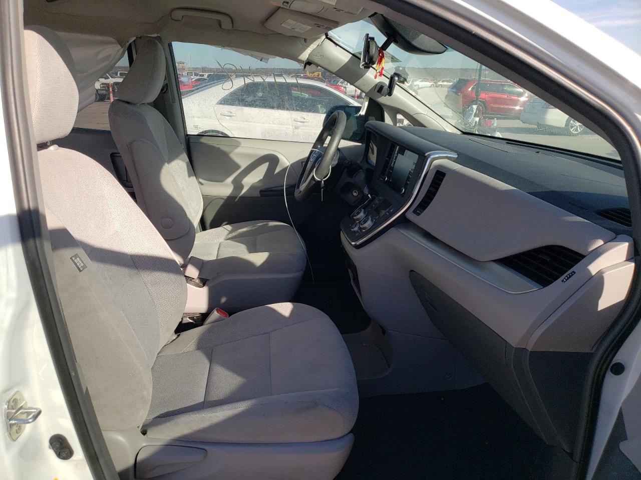 Photo 5 from auction – 2018 TOYOTA SIENNA L with VIN 5TDZZ3DC6JS931765