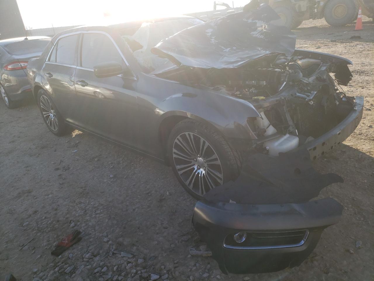 CHRYSLER 300 S 2013 с VIN 2C3CCABT0DH557918 - Фото с аукциона