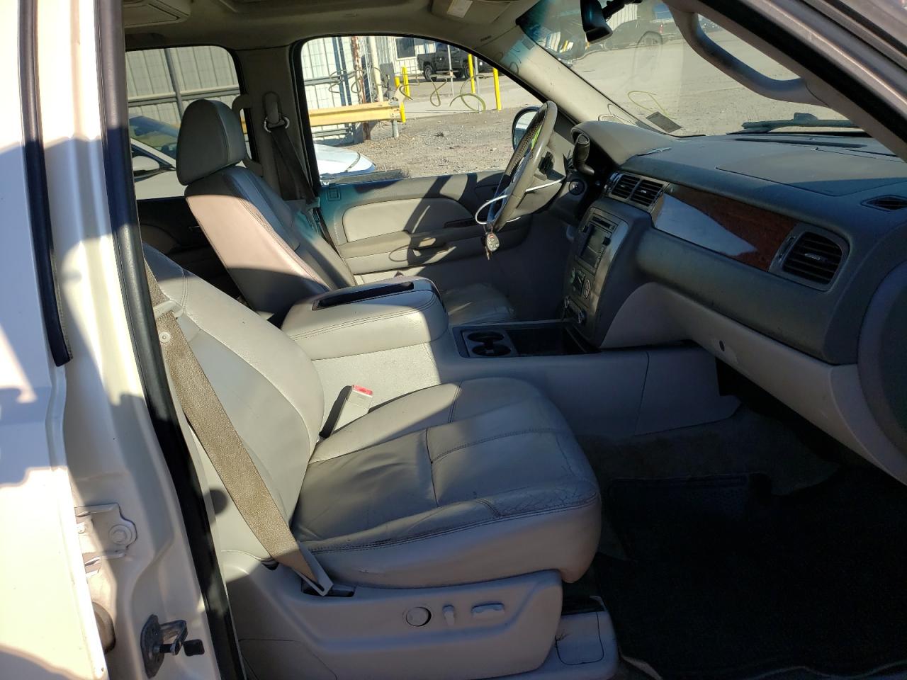 Photo 5 from auction – 2008 GMC YUKON with VIN 1GKFC13098R222437
