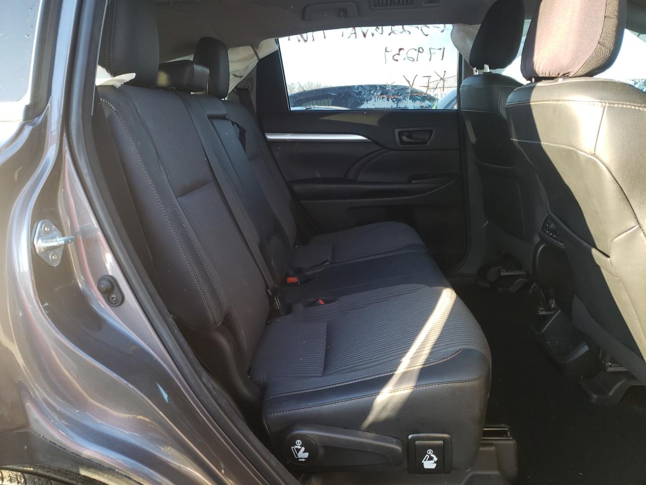 Photo 6 from auction – 2018 TOYOTA HIGHLANDER with VIN 5TDBZRFH1JS894945