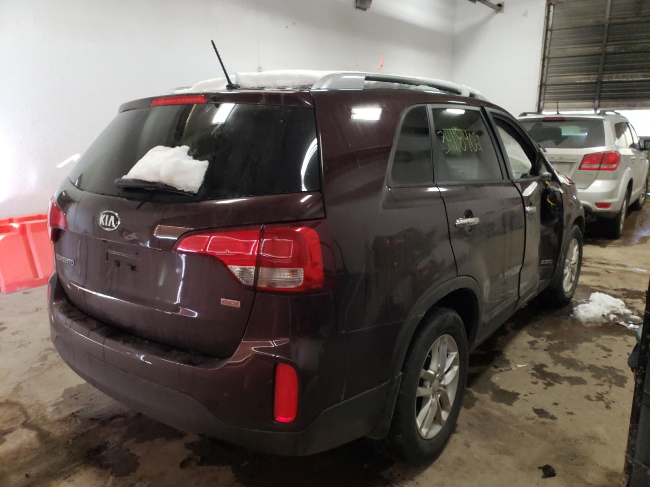 Photo 4 from auction – 2015 KIA SORENTO LX with VIN 5XYKTDA64FG642881