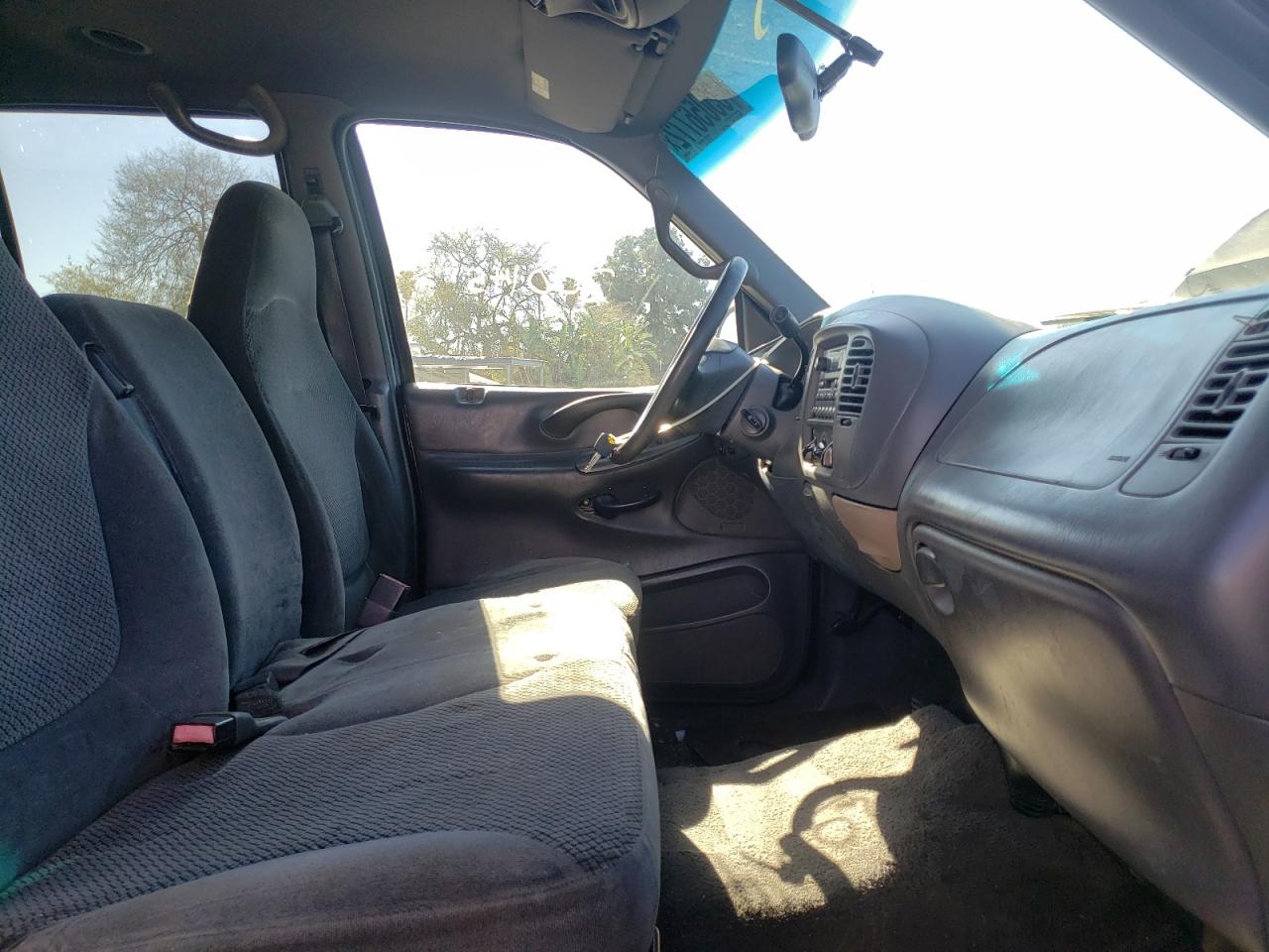 Photo 5 from auction – 2001 FORD EXPEDITION with VIN 1FMRU15WX1LB66696