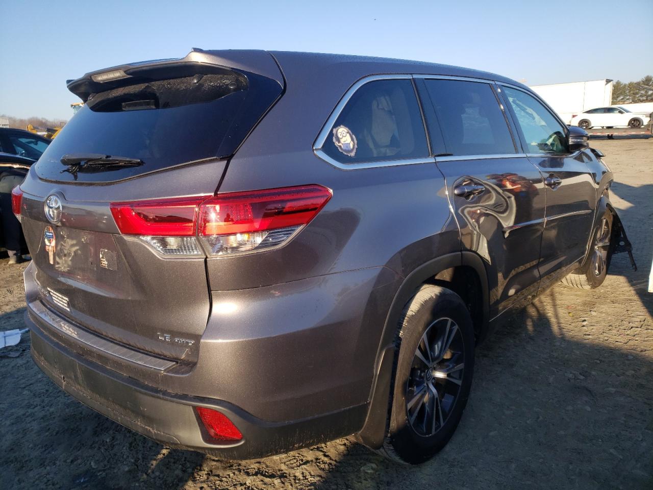 Photo 4 from auction – 2018 TOYOTA HIGHLANDER with VIN 5TDBZRFH1JS894945