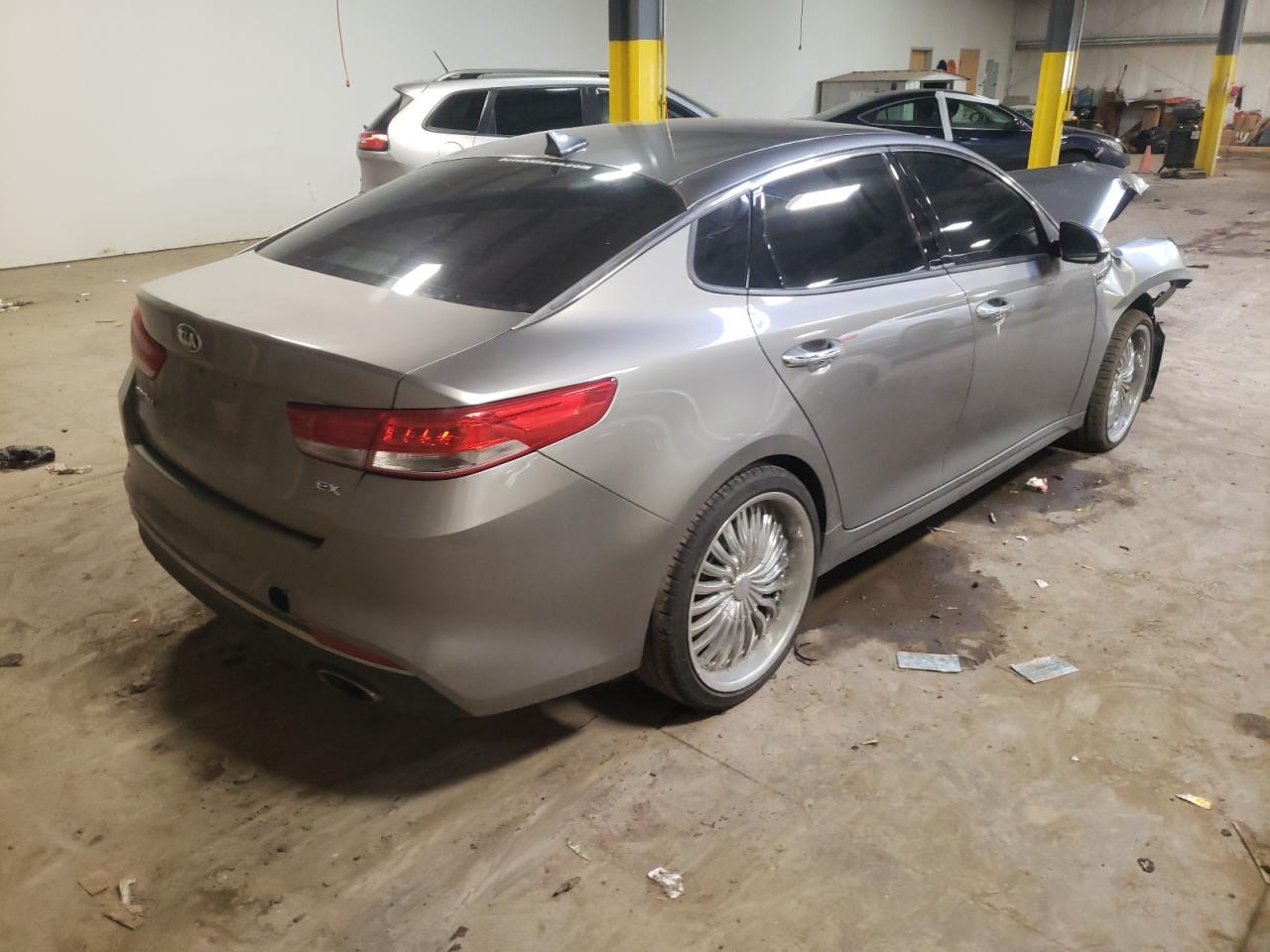 Photo 4 from auction – 2016 KIA OPTIMA EX with VIN 5XXGU4L30GG089724