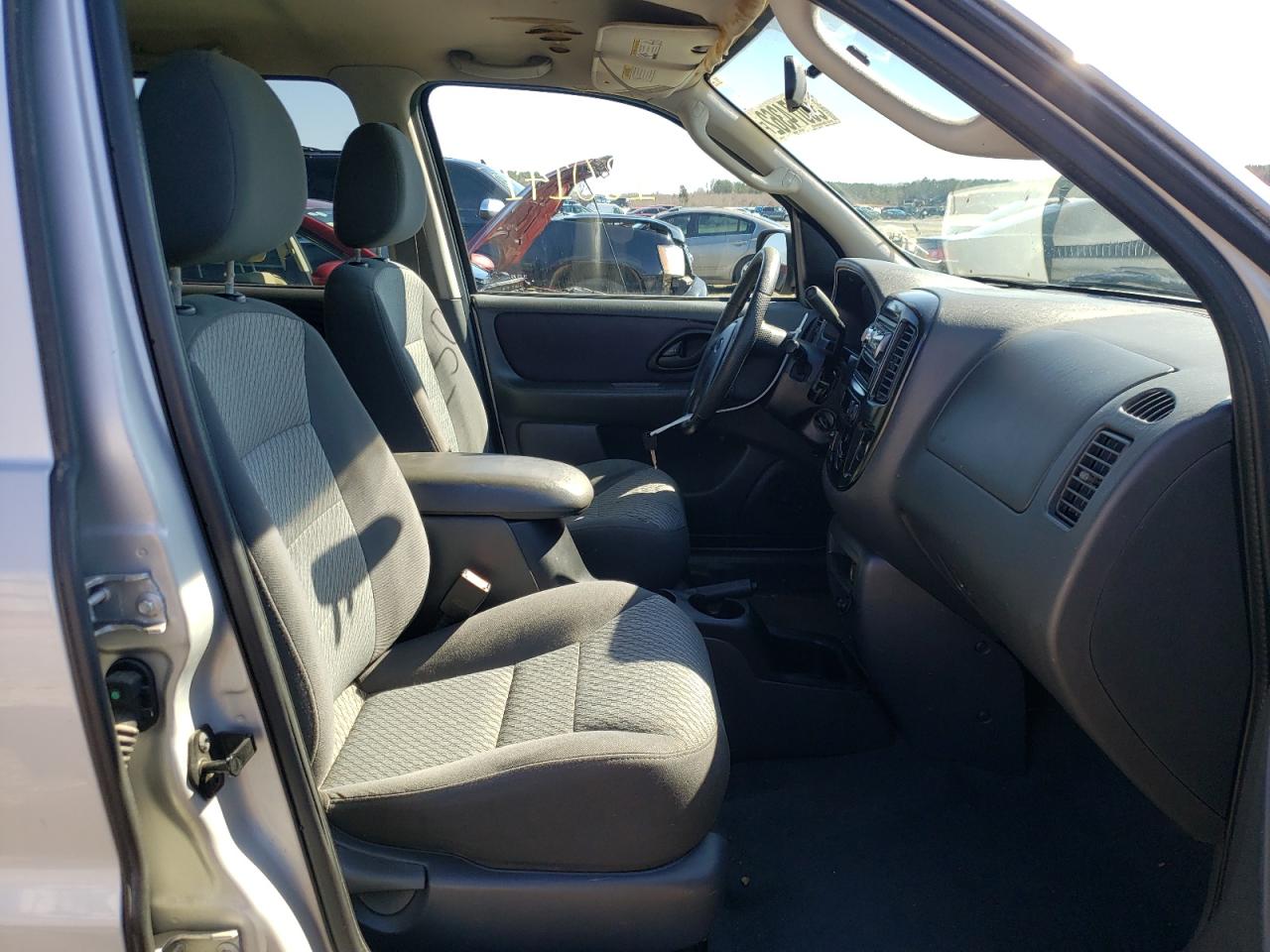 Photo 5 from auction – 2004 FORD ESCAPE XLT with VIN 1FMYU03134KB66031