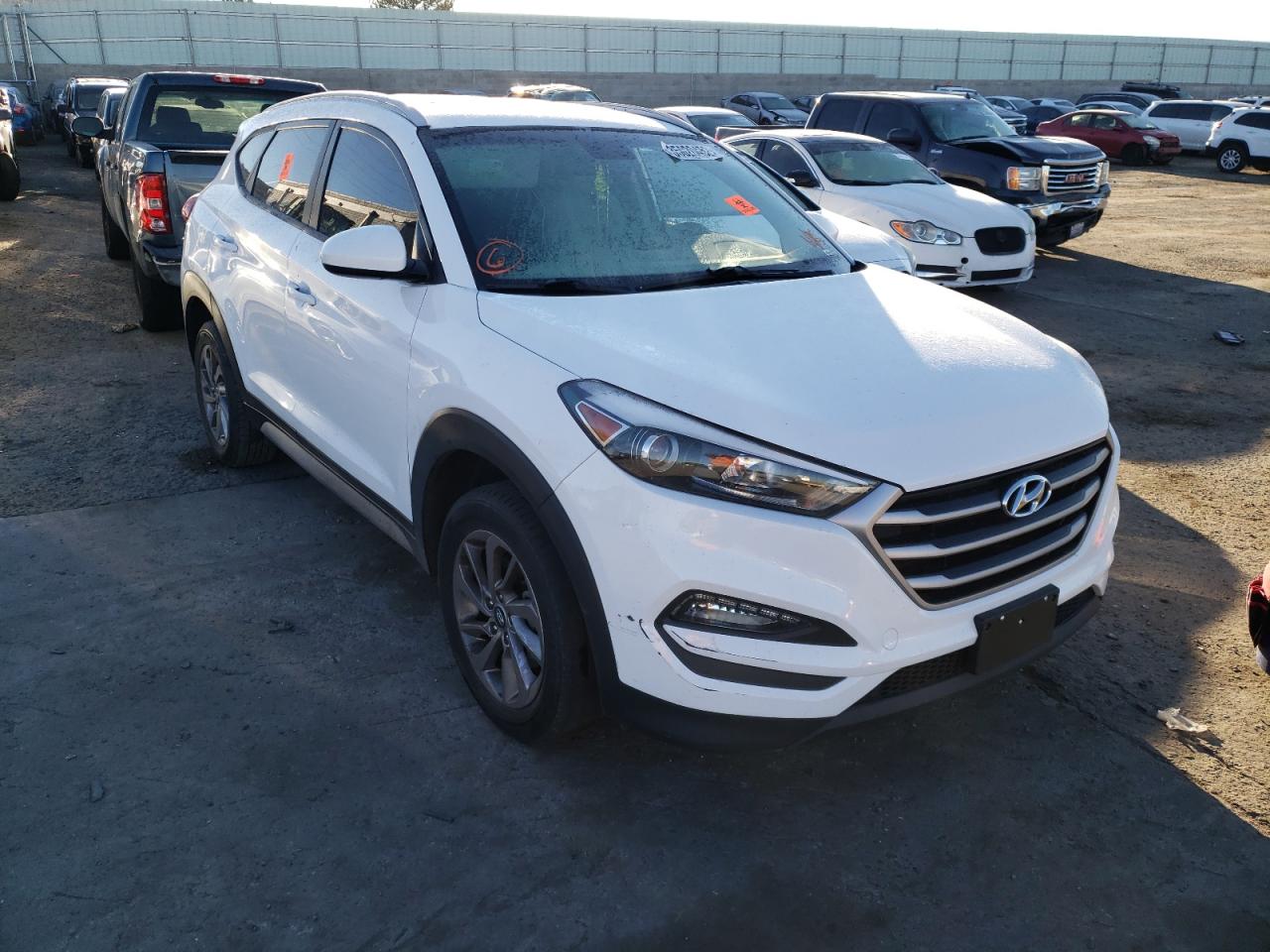 HYUNDAI TUCSON SEL 2018 with VIN KM8J33A42JU676079 - Photo from auction