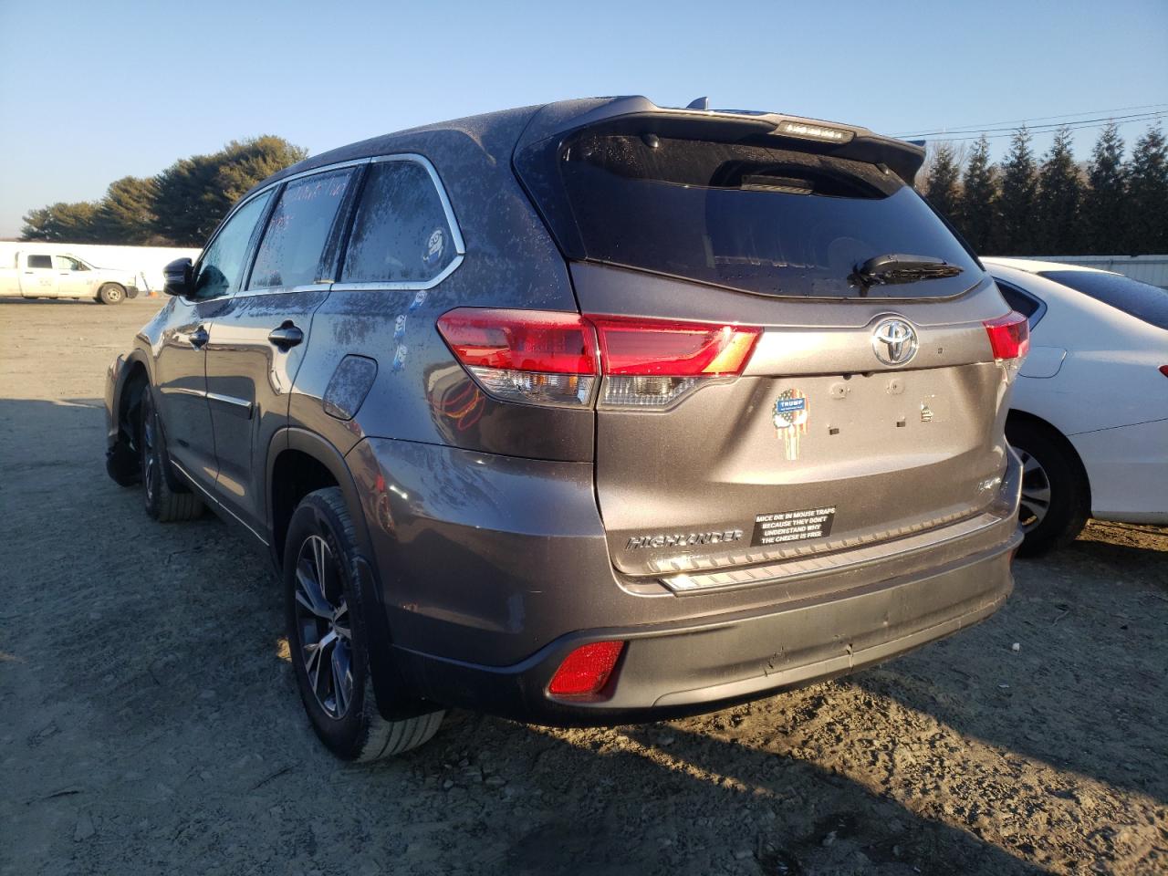 Photo 3 from auction – 2018 TOYOTA HIGHLANDER with VIN 5TDBZRFH1JS894945