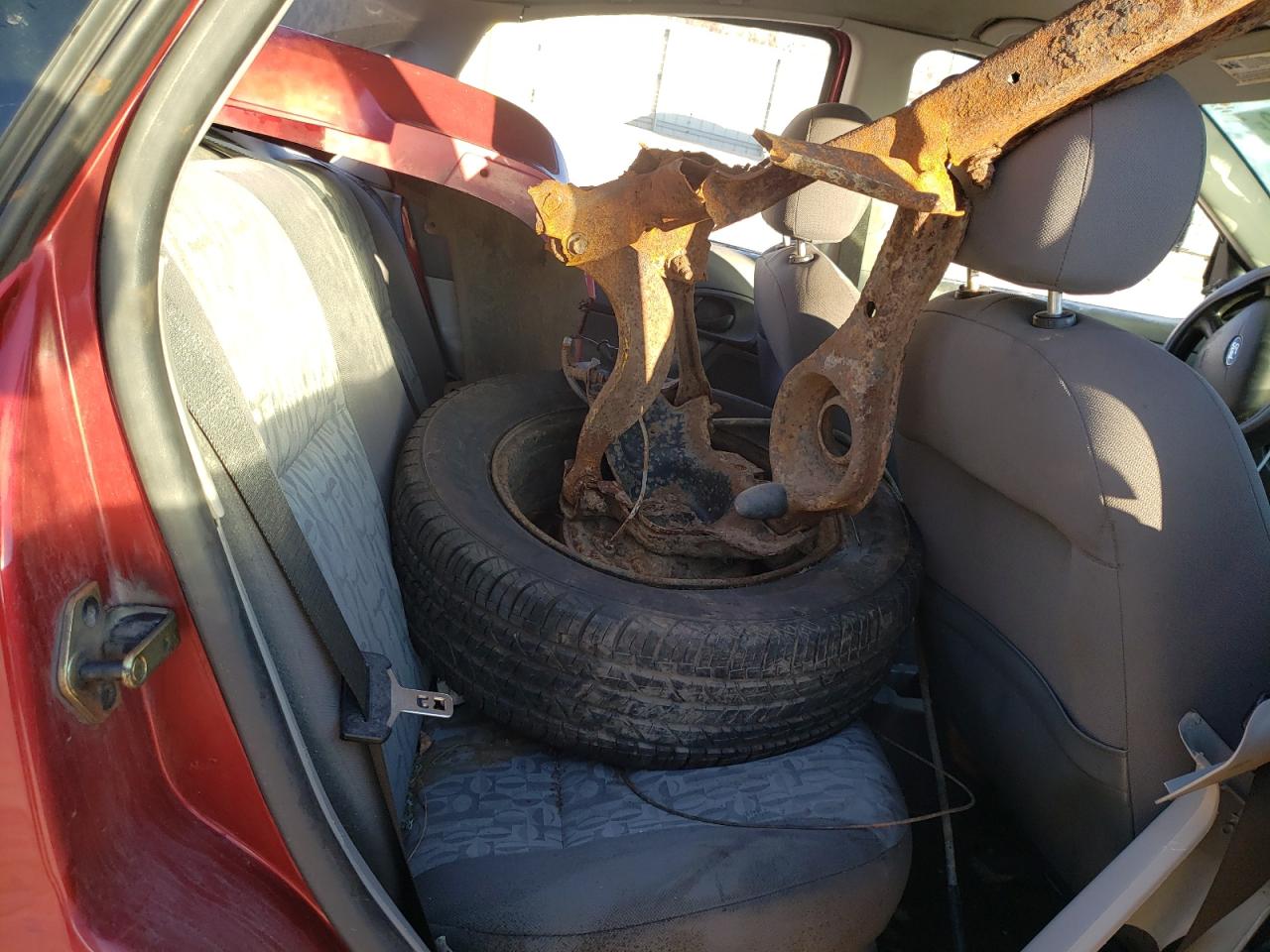 Photo 6 from auction – 2005 FORD FOCUS ZX4 with VIN 1FAFP34N35W268905