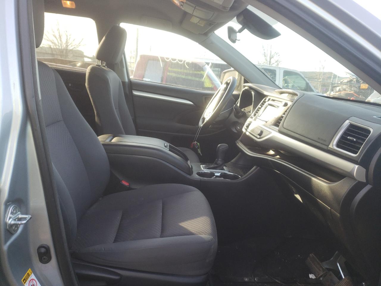Photo 5 from auction – 2017 TOYOTA HIGHLANDER with VIN 5TDBZRFH2HS462844
