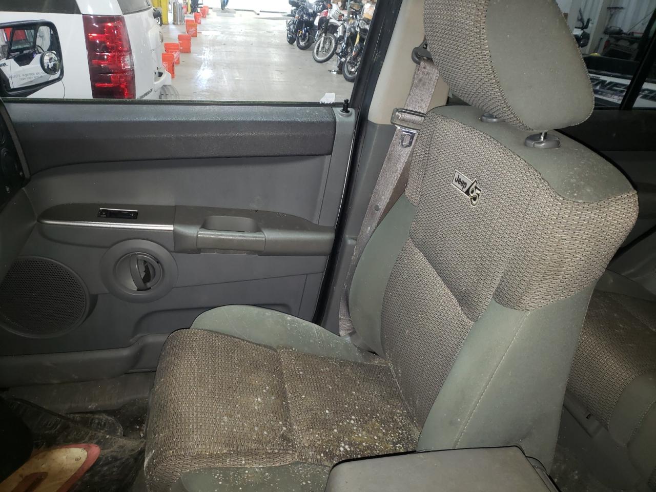 Photo 9 from auction – 2006 JEEP COMMANDER with VIN 1J8HG48N56C303961