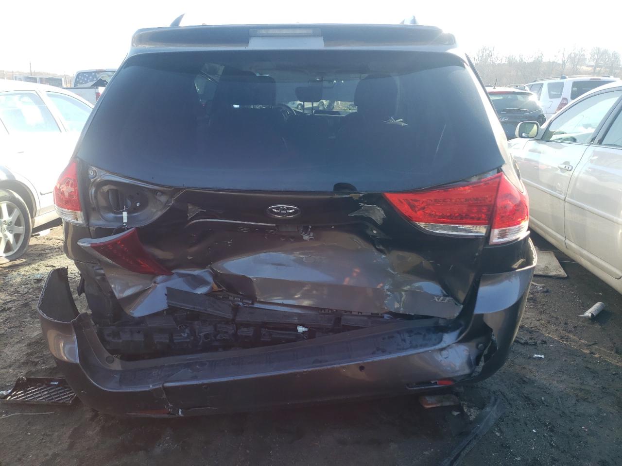 Photo 9 from auction – 2013 TOYOTA SIENNA XLE with VIN 5TDYK3DC2DS374051