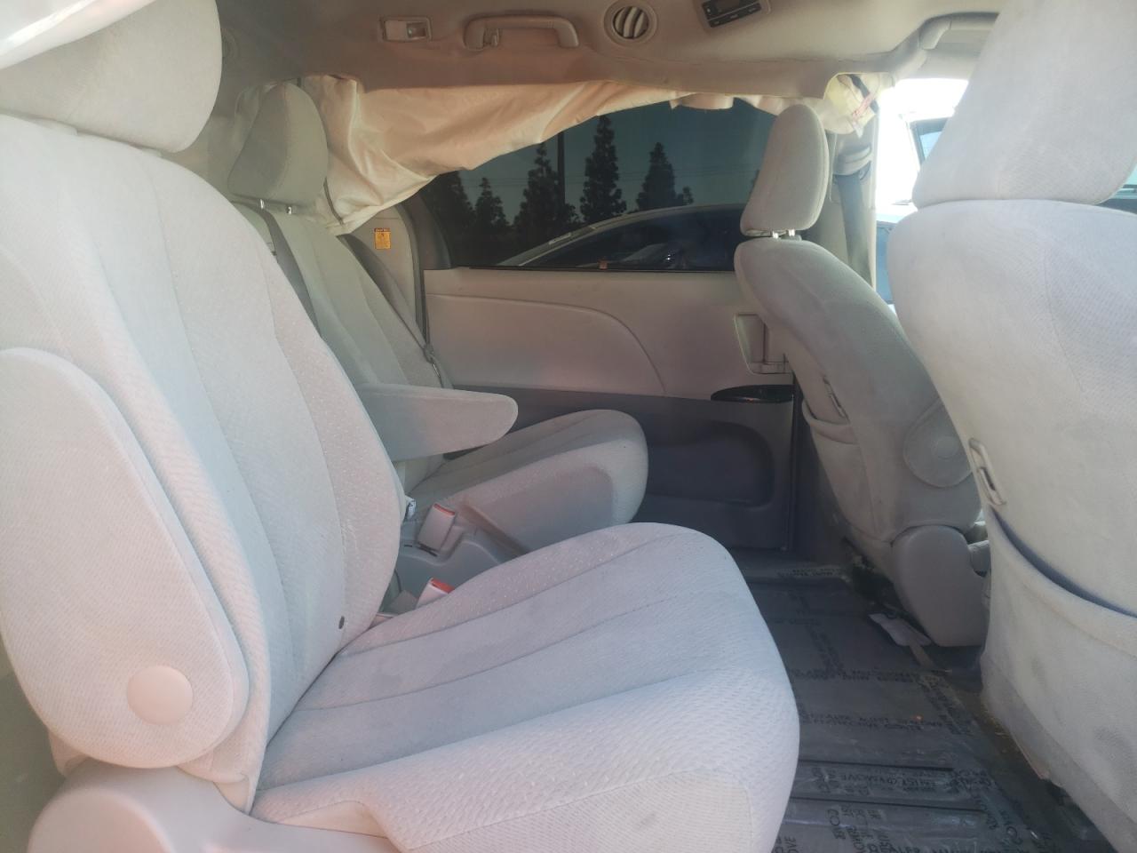 Photo 6 from auction – 2013 TOYOTA SIENNA LE with VIN 5TDKK3DC8DS372326