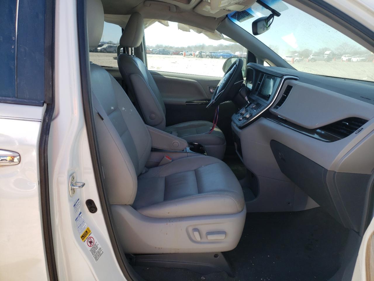 Photo 5 from auction – 2016 TOYOTA SIENNA XLE with VIN 5TDDK3DC1GS145198