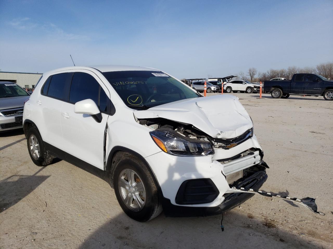 CHEVROLET TRAX LS 2020 with VIN KL7CJKSB8LB022757 - Photo from auction