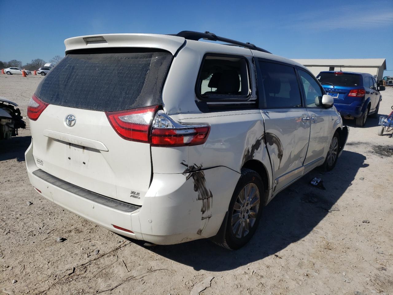 Photo 4 from auction – 2016 TOYOTA SIENNA XLE with VIN 5TDDK3DC1GS145198