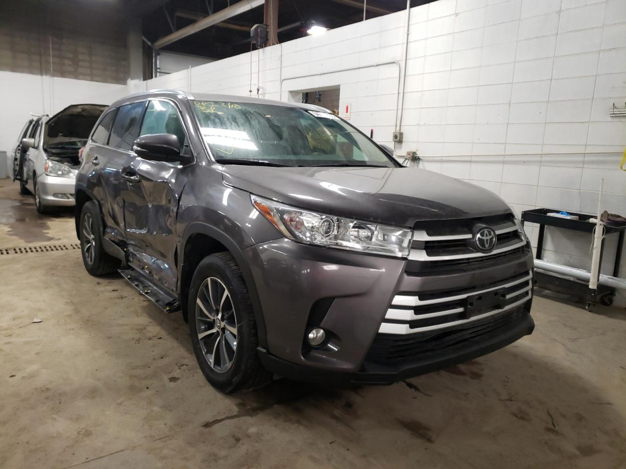 TOYOTA HIGHLANDER 2019 with VIN 5TDJZRFH8KS614161 - Photo from auction
