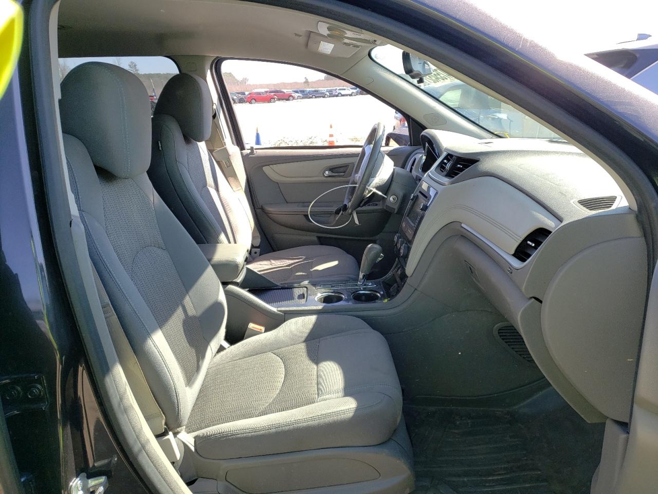 Photo 5 from auction – 2015 CHEVROLET TRAVERSE L with VIN 1GNKRGKD3FJ378752