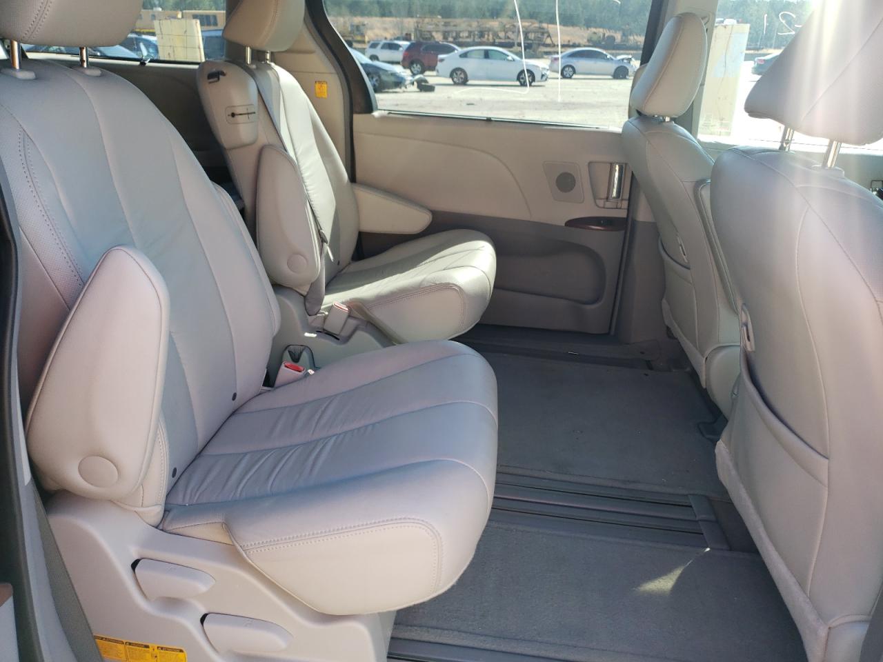 Photo 6 from auction – 2011 TOYOTA SIENNA XLE with VIN 5TDYK3DCXBS092768