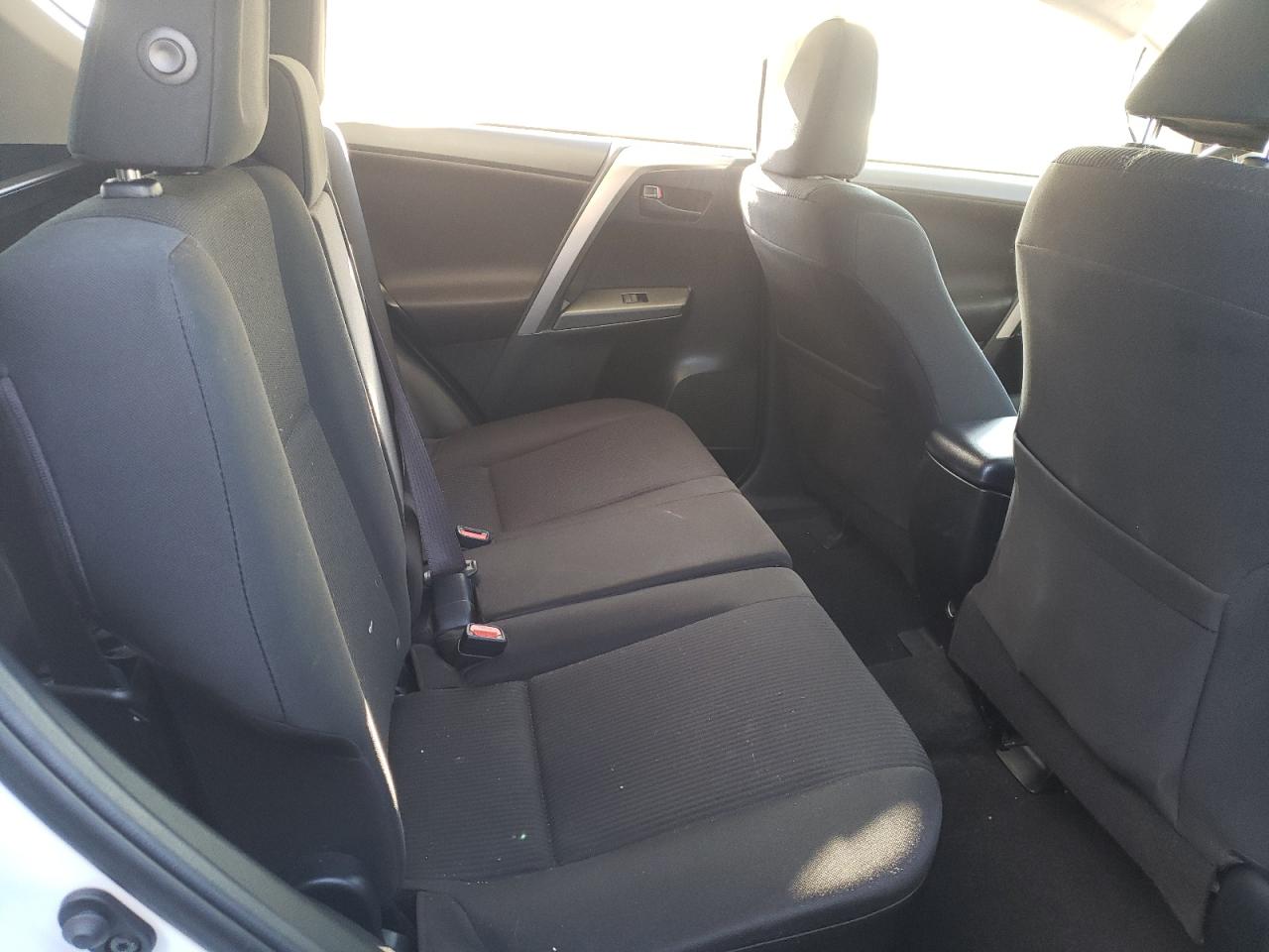 Photo 6 from auction – 2018 TOYOTA RAV4 LE with VIN JTMBFREV4JJ249378