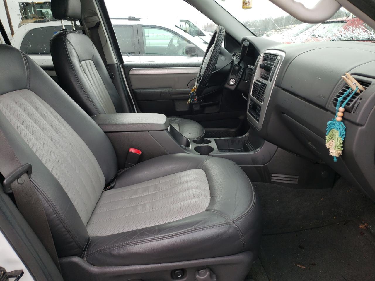 Photo 5 from auction – 2004 MERCURY MOUNTAINEE with VIN 4M2ZU86W54UJ05194