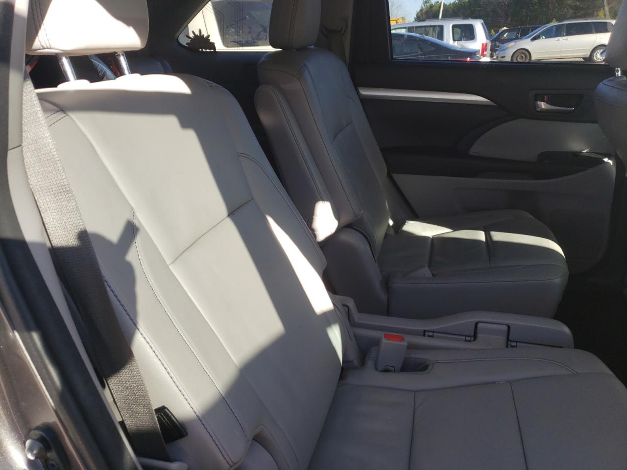Photo 6 from auction – 2018 TOYOTA HIGHLANDER with VIN 5TDKZRFH9JS539585