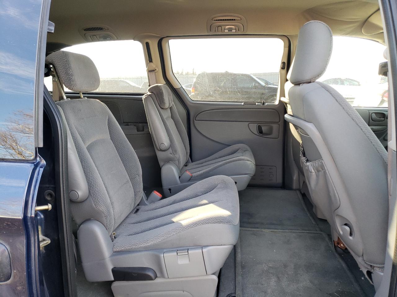 Photo 6 from auction – 2005 CHRYSLER TOWN & COU with VIN 2C4GP54L65R460112