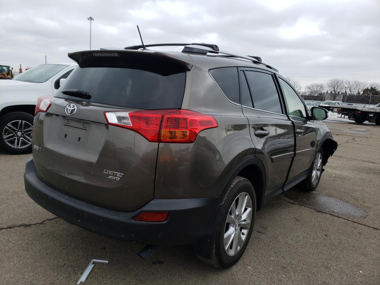 Photo 4 from auction – 2015 TOYOTA RAV4 LIMIT with VIN JTMDFREV9FD156516