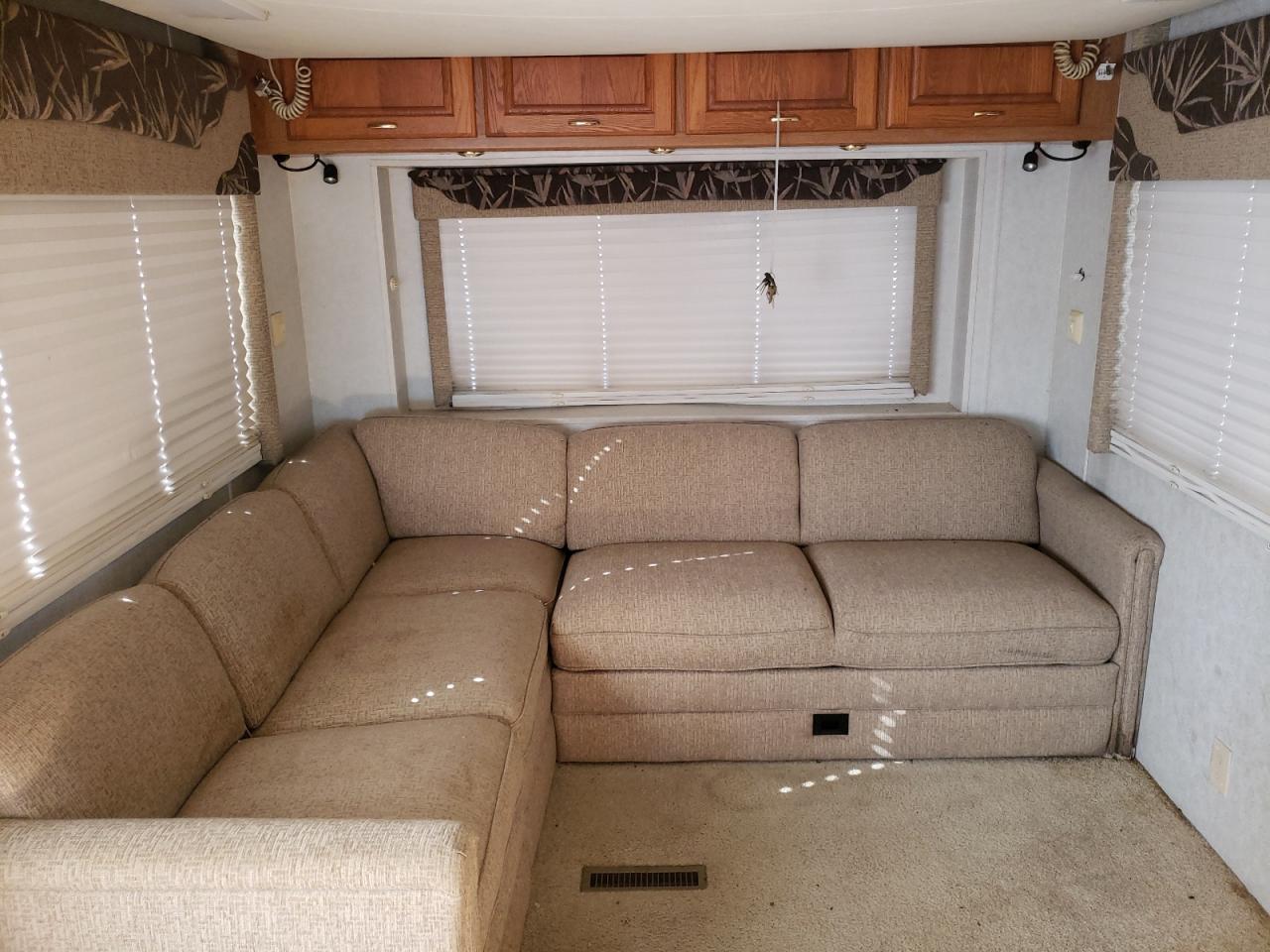 Photo 6 from auction – 2003 HOLI MOTORHOME with VIN 5B4MP67G033361837
