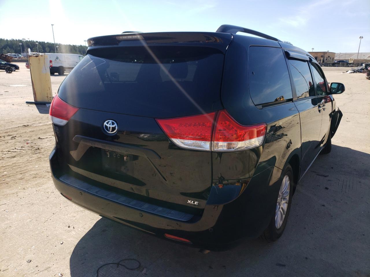 Photo 4 from auction – 2011 TOYOTA SIENNA XLE with VIN 5TDYK3DCXBS092768