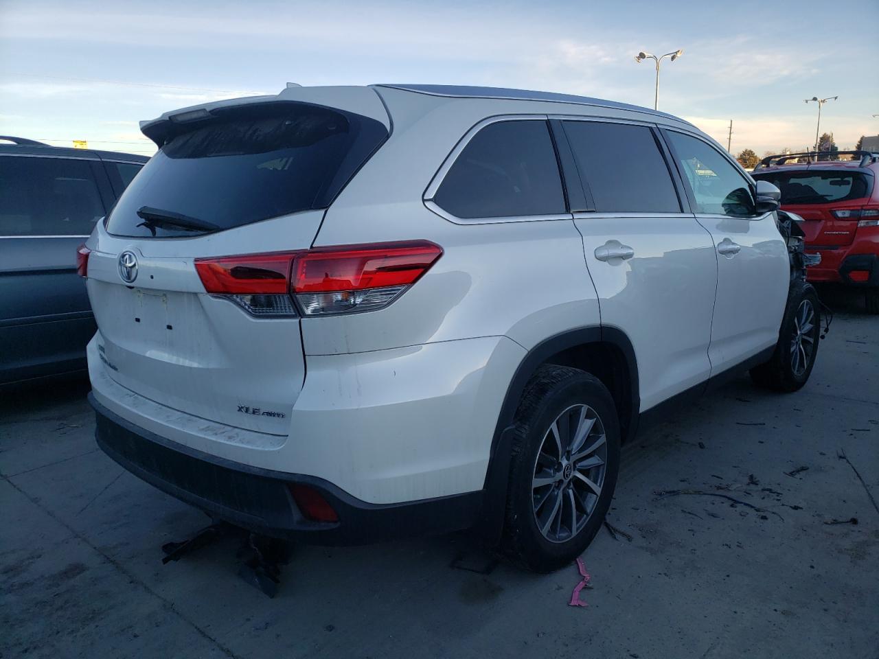Photo 4 from auction – 2019 TOYOTA HIGHLANDER with VIN 5TDJZRFHXKS627199