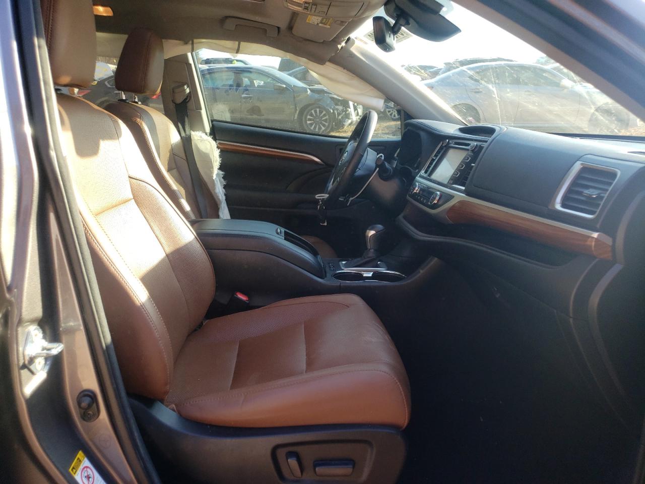 Photo 5 from auction – 2017 TOYOTA HIGHLANDER with VIN 5TDYZRFH7HS234607
