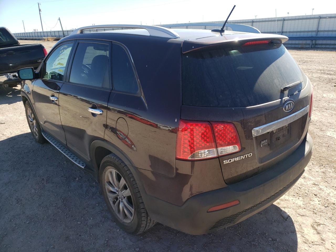 Photo 3 from auction – 2011 KIA SORENTO EX with VIN 5XYKUDA20BG101296