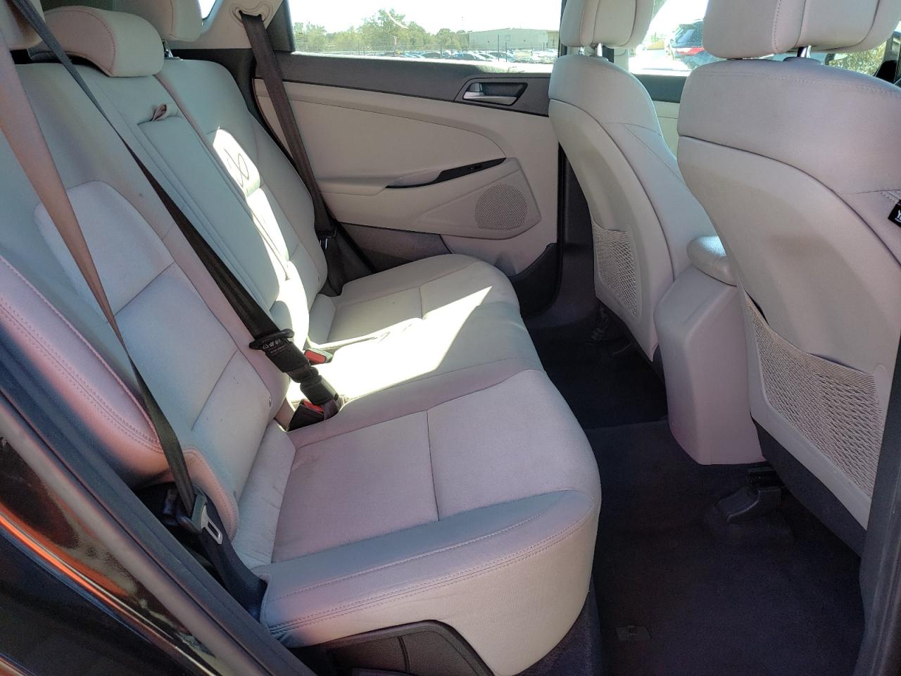 Photo 6 from auction – 2017 HYUNDAI TUCSON LIM with VIN KM8J33A40HU299441