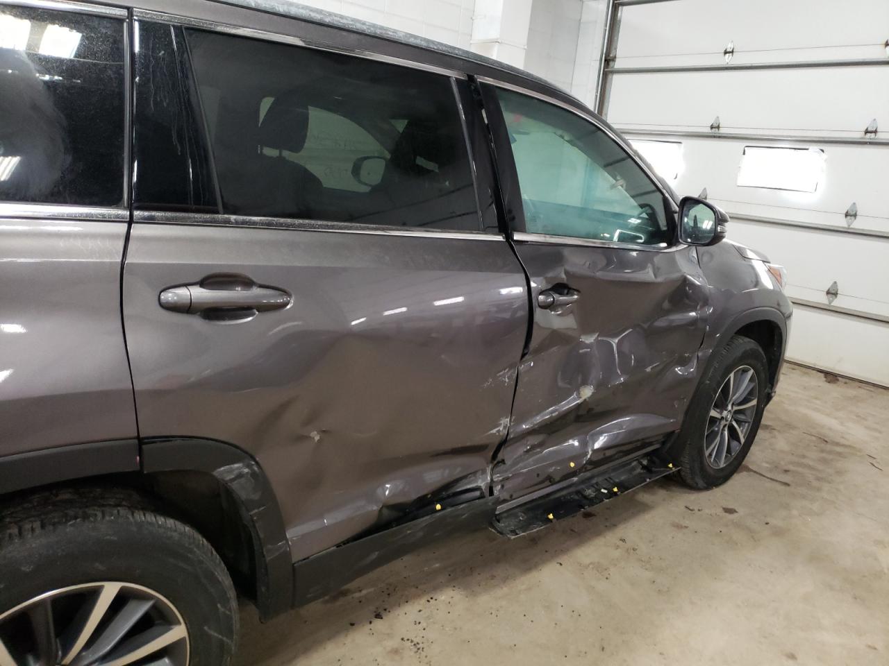 Photo 9 from auction – 2019 TOYOTA HIGHLANDER with VIN 5TDJZRFH8KS614161