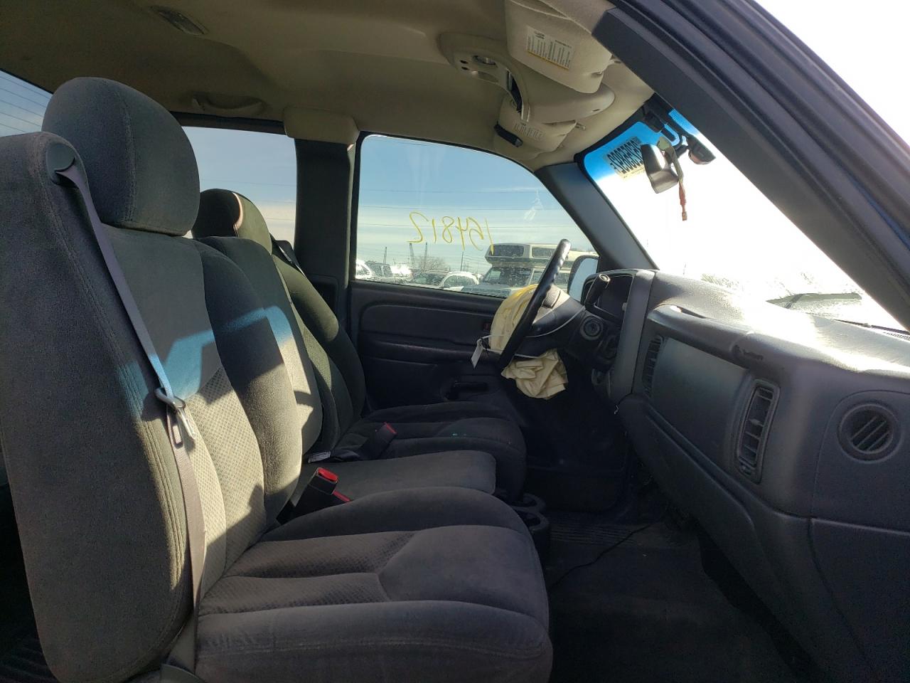Photo 5 from auction – 2004 CHEVROLET SILVERADO with VIN 2GCEK19T741165752