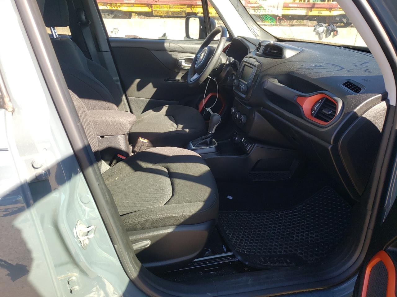 Photo 5 from auction – 2018 JEEP RENEGADE S with VIN ZACCJBAB3JPH46217