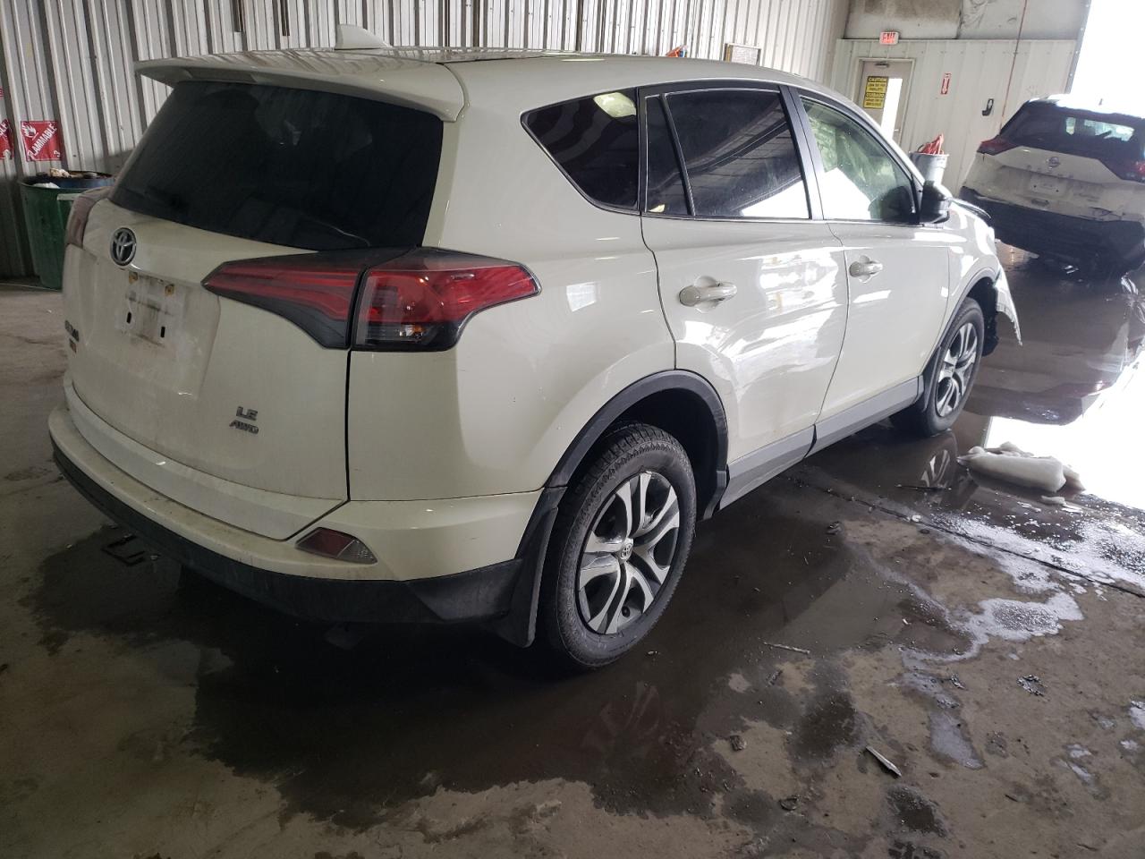 Photo 4 from auction – 2018 TOYOTA RAV4 LE with VIN JTMBFREVXJJ727609