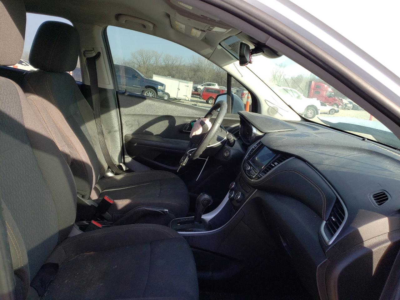 Photo 5 from auction – 2020 CHEVROLET TRAX LS with VIN KL7CJKSB8LB022757