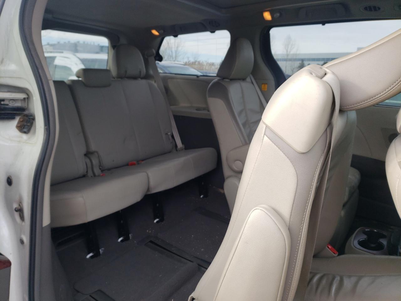 Photo 6 from auction – 2011 TOYOTA SIENNA XLE with VIN 5TDDK3DC2BS015178