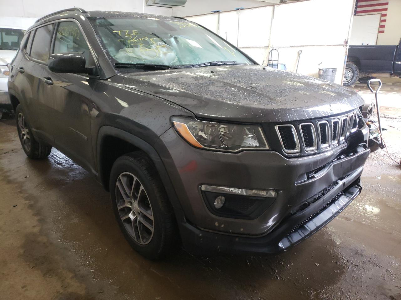 JEEP COMPASS LA 2018 with VIN 3C4NJDBB9JT100661 - Photo from auction