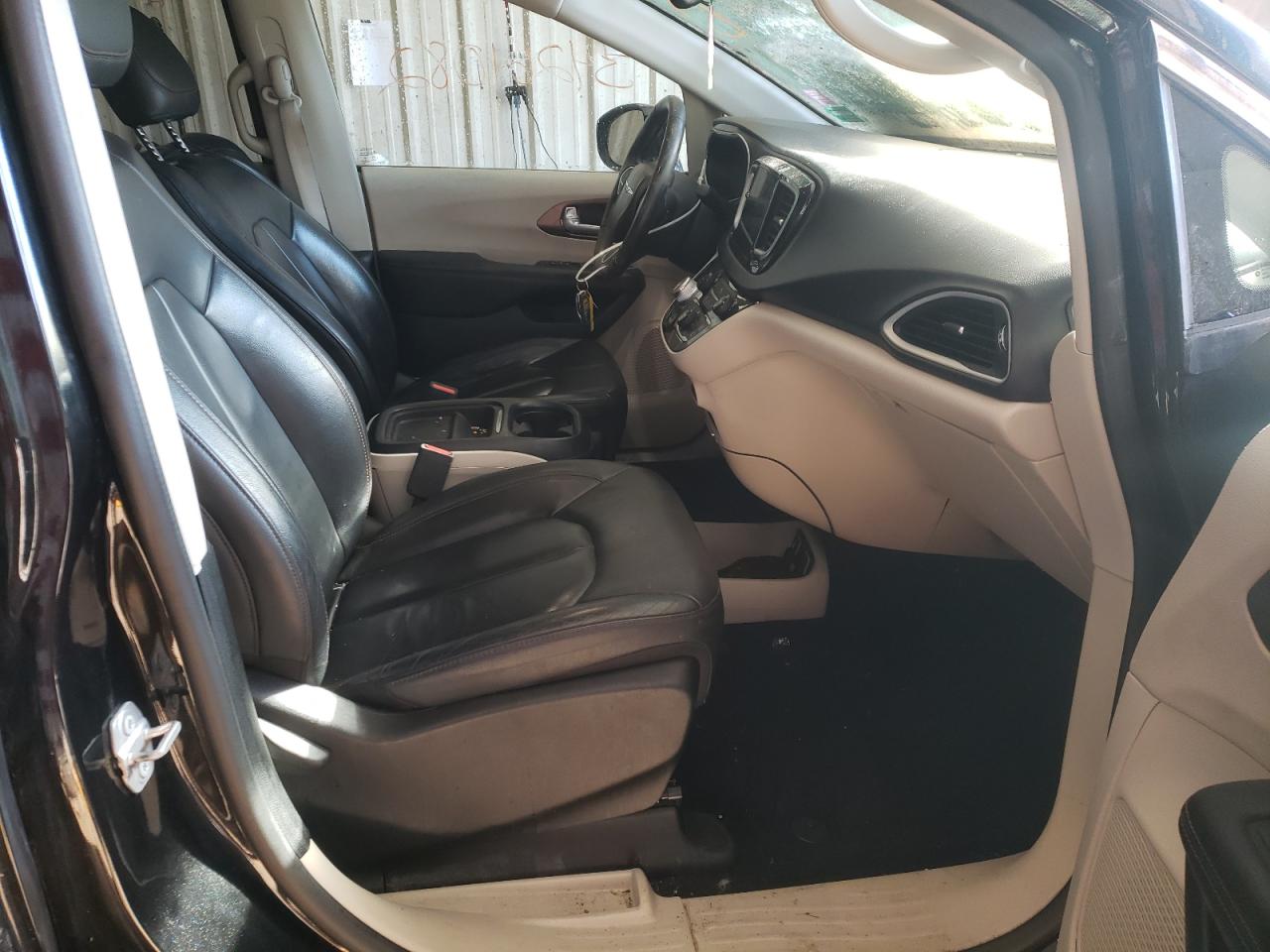 Photo 5 from auction – 2017 CHRYSLER PACIFICA T with VIN 2C4RC1BGXHR826905
