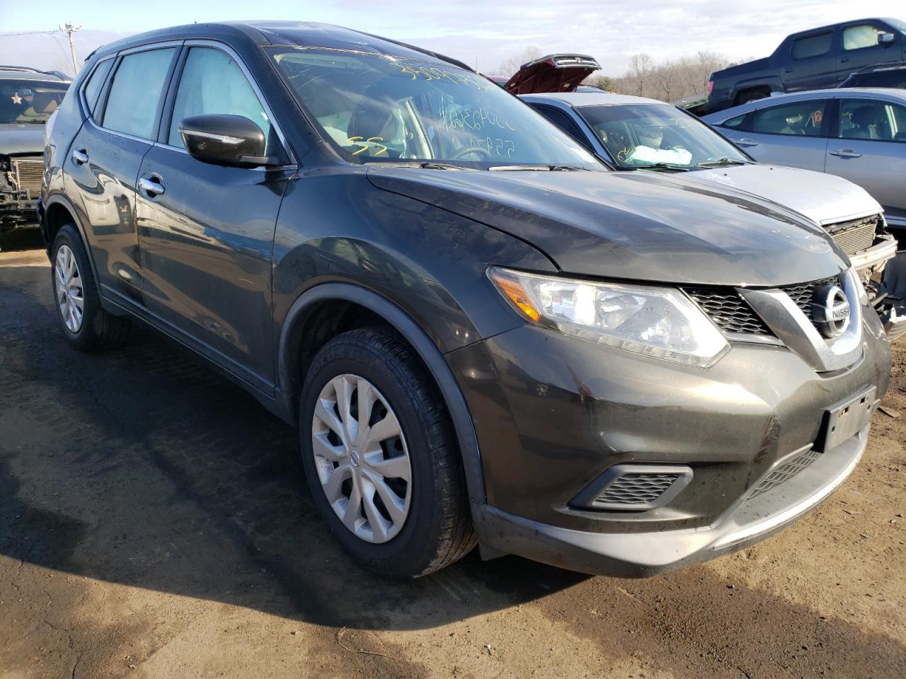 NISSAN ROGUE S 2015 with VIN KNMAT2MV3FP536633 - Photo from auction