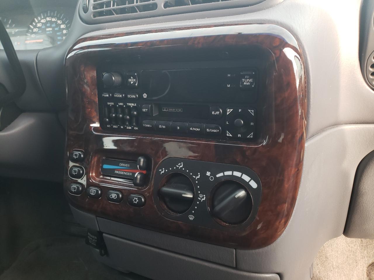 Photo 9 from auction – 1997 CHRYSLER TOWN & COU with VIN 1C4GP54R5VB280056