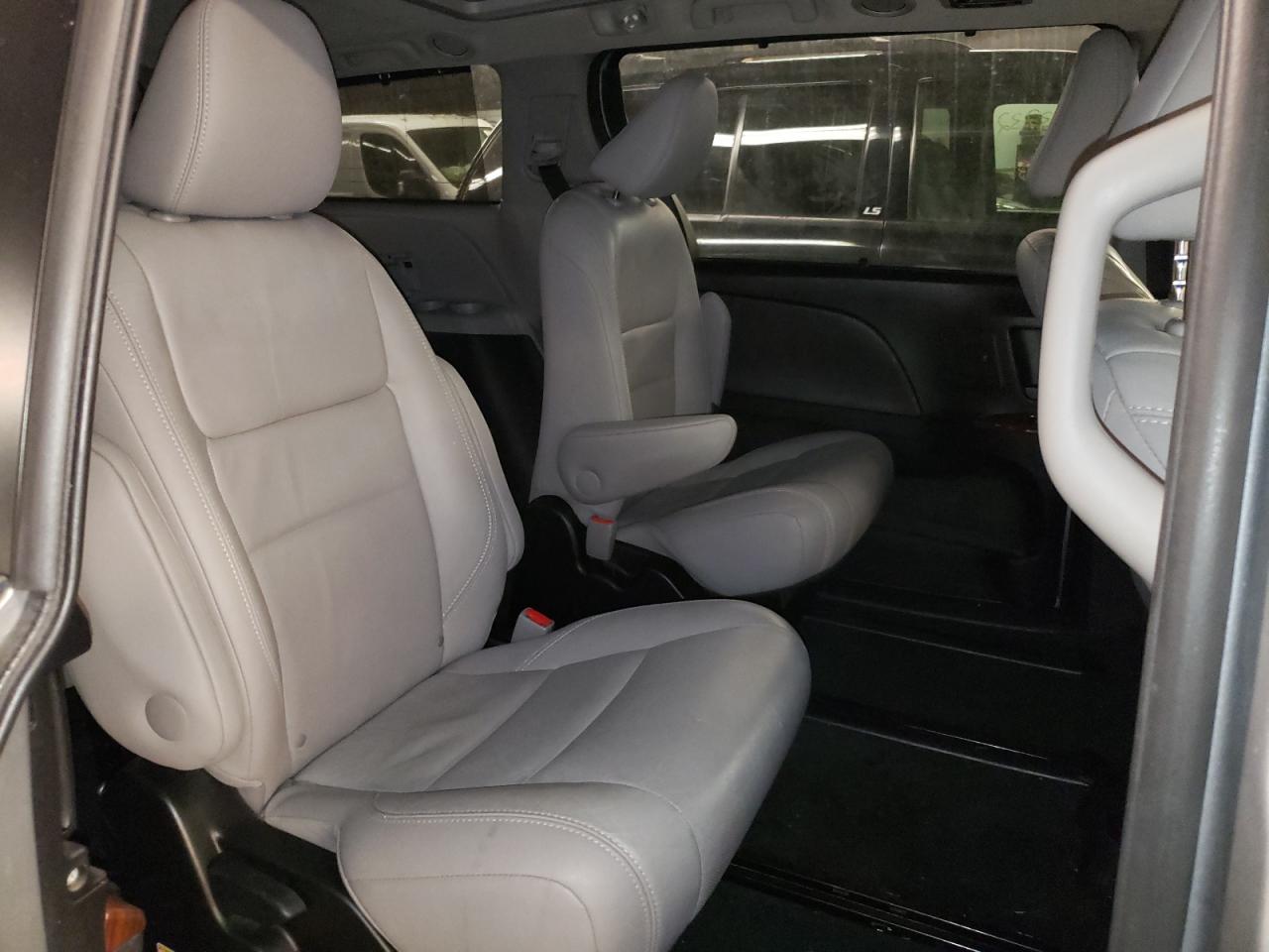 Photo 6 from auction – 2015 TOYOTA SIENNA XLE with VIN 5TDDK3DC7FS115072
