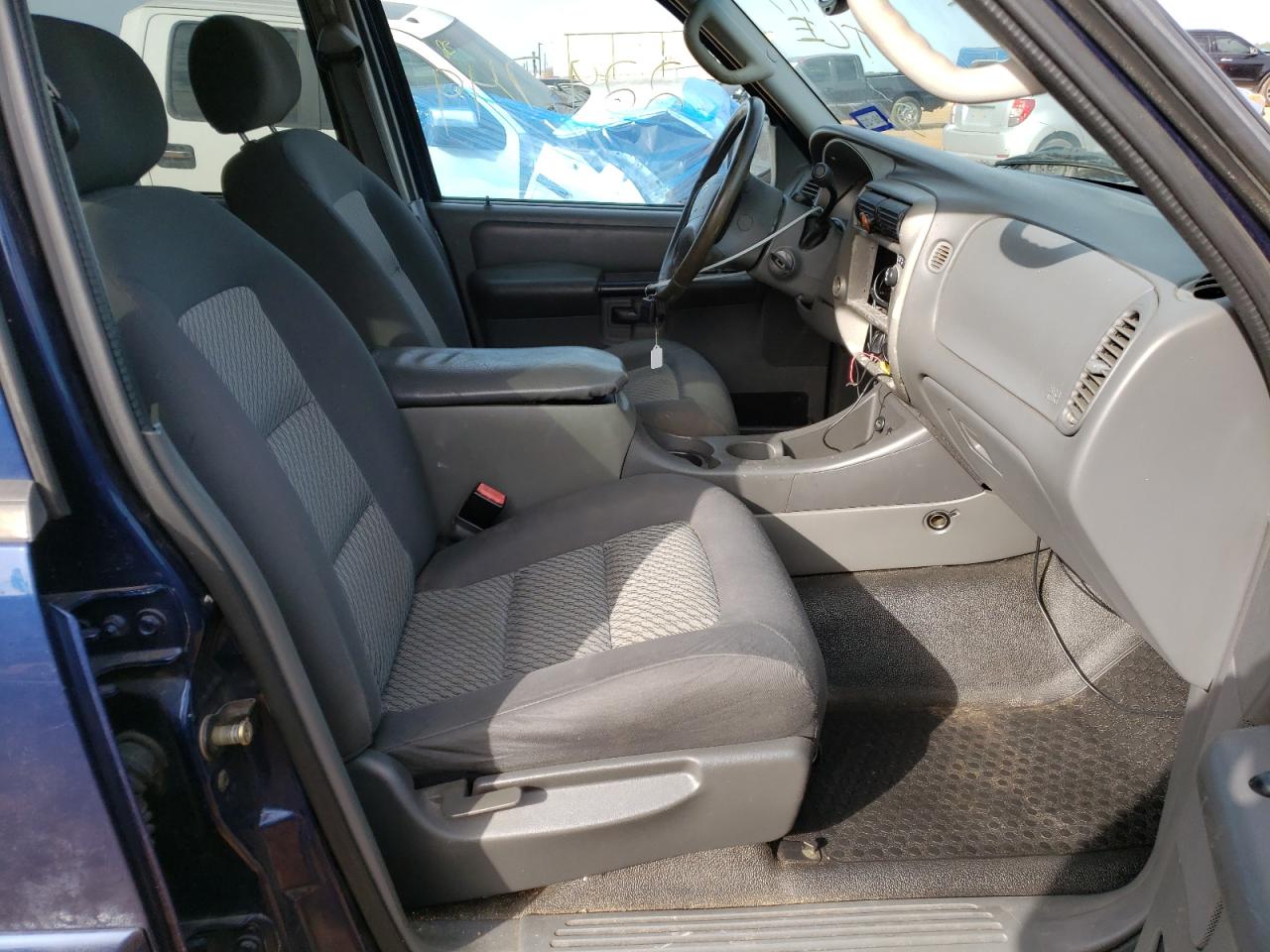 Photo 5 from auction – 2004 FORD EXPLORER S with VIN 1FMZU67K44UB99117