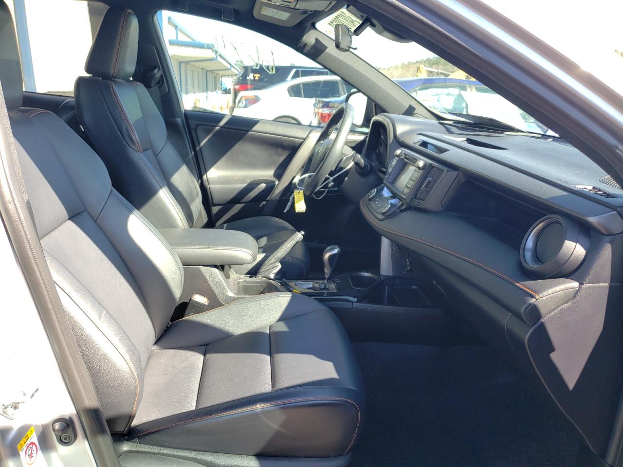 Photo 5 from auction – 2017 TOYOTA RAV4 SE with VIN 2T3NFREV7HW347880