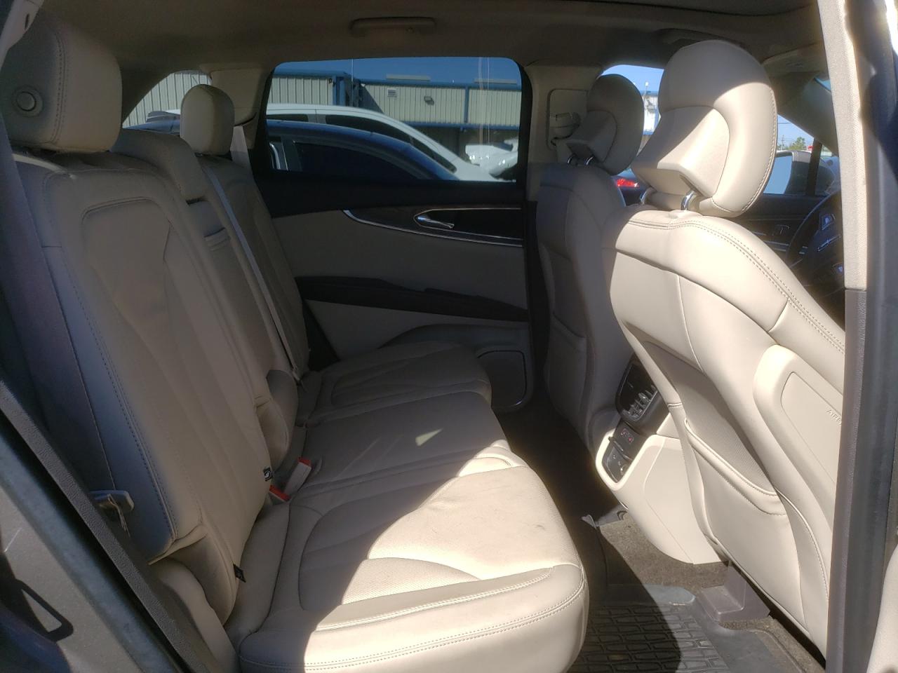 Photo 6 from auction – 2017 LINCOLN MKX RESERV with VIN 2LMPJ8LR4HBL40363