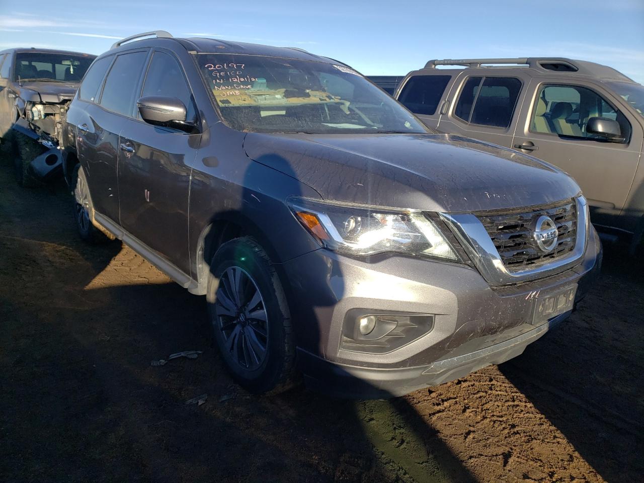 NISSAN PATHFINDER 2017 with VIN 5N1DR2MMXHC657622 - Photo from auction