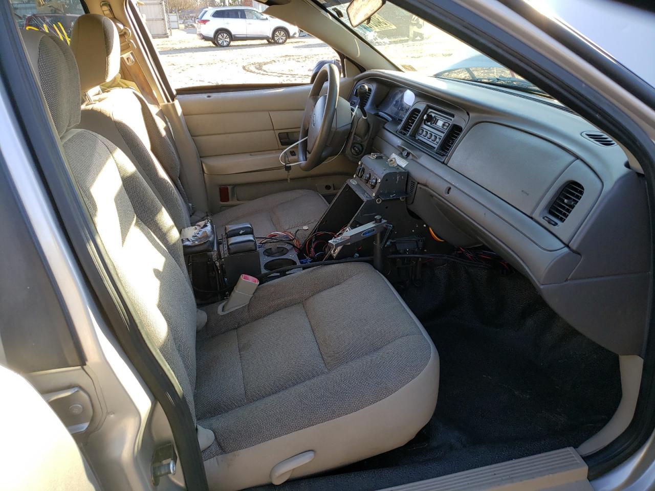 Photo 5 from auction – 2010 FORD CROWN VICT with VIN 2FABP7BV4AX106675