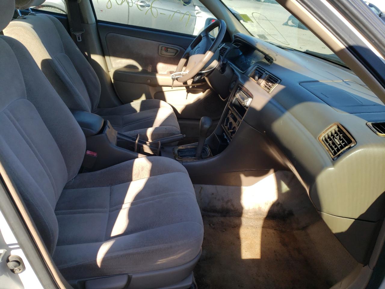 Photo 5 from auction – 1998 TOYOTA CAMRY CE with VIN 4T1BG22K5WU852016
